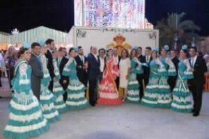 El encendido del alumbrado marca el comienzo oficial de la Feria Real 2014 tras la tradicional cabalgata