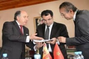 Landaluce firma un protocolo de cooperación con el alcalde de Tánger