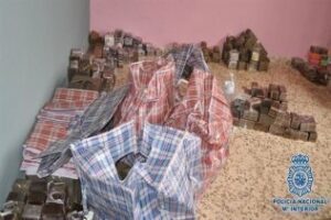 Detenidos en Algeciras los responsables de dos puntos de venta de droga, que han sido desarticulados