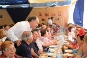 Jubilados y pensionistas comparten un almuerzo de convivencia en la Feria Real ofrecido por el Ayuntamiento