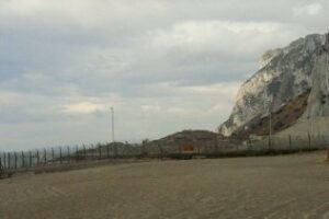 Gibraltar regenera una playa con 50.000 toneladas de arena del Sahara