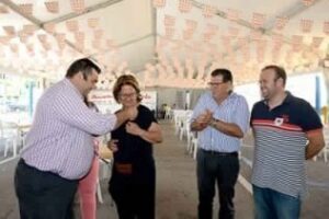 Cid recibe la insignia de oro de la Asociación de Empresarios Feriantes de Andalucía