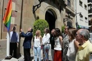 El alcalde iza la bandera arcoiris del orgullo gay