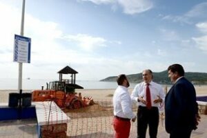 Ávila arremete contra las acusaciones de IU por deficiencias en las playas