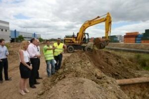 El alcalde supervisa las obras que realiza el Grupo Alonso para trasladar el bombeo de La Menacha