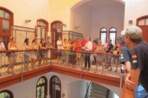 El alcalde recibe en el Ayuntamiento a las familias del programa infantil Por una sonrisa