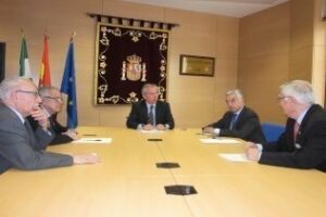 La nueva directiva de los Caballeros Hospitalarios se presenta al subdelegado del Gobierno