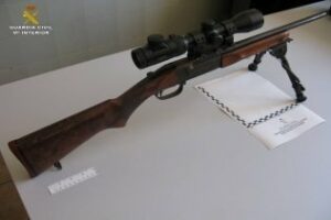 La Guardia Civil detiene a dos personas por tenencia ilícita de armas