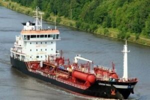 Transpiedra gestiona la retirada especial de residuos químicos de un buque