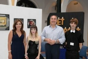 Juventud inaugura una exposición fotográfica en La Escuela