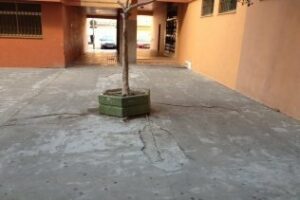 La AAVV Manuel de Falla denuncia el deterioro del pavimento de la plaza Hermanos Álvarez Quintero