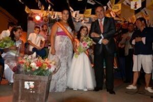 El alcalde corona a la reina de la velada del barrio de Pescadores