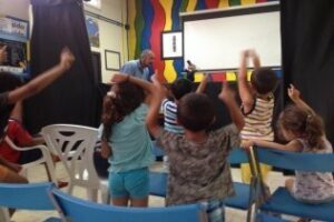 Niños del Polígono del Rosario aprenden a interpretar cuentos de la mano de Bienestar Social