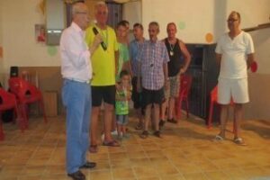 De Salas comparte un tiempo de convivencia con los vecinos de Fuente de la zorrilla