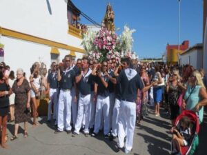 La procesión de la Virgen del Carmen marca el final de las fiestas populares en el barrio de Pescadores