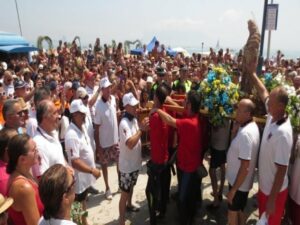 Miles de personas acompañan a la Virgen de La Palma