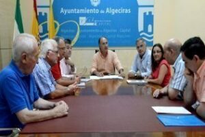 El equipo de gobierno informa a las asociaciones de vecinos de La Piñera sobre los detalles del proyecto del colector