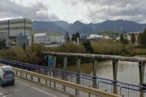 Un fallecido al caer su coche por un puente en la A7