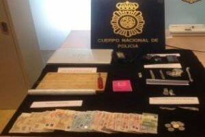Desarticulado un punto de venta de droga en Algeciras con la detención de una abuela y su nieto