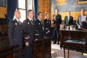 Cuatro nuevos oficiales de la Policía Local toman posesión en el salón de plenos
