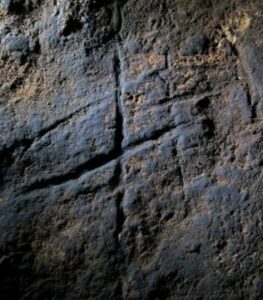 Descubierto un grabado tallado por neandertales en una cueva de Gibraltar