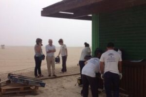 Alumnos del taller El manitas" realizan trabajos de mejora en la torre de salvamento de Getares