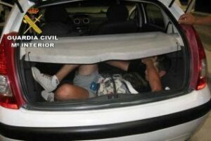 La Guardia Civil localiza a un inmigrante en el maletero de un vehículo