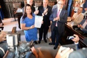 El alcalde y el secretario general de Pesca entregan las licencias de pesca en Algeciras