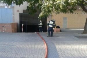 Extinguen un incendio en el garaje de un edificio de la calle José de Espronceda