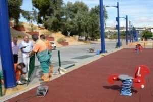 El alcalde visita de nuevo, las obras del parque infantil de parque feria, a punto de culminar