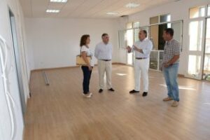 Landaluce se hace la foto en las obras de la ampliación de la sede de Bienestar Social