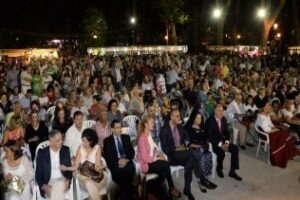 El bando del alcalde da inicio a un multitudinario principio de fiesta en las calles del centro