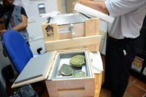 Parten hacia París las piezas del Museo de Algeciras que se expondrán en el Louvre