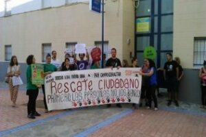 La PAH, Podemos Algeciras y familiares solucionan el caso de desahucio:"Te voy a tirar los niños por la ventana"