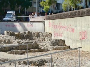La Policía Local intercepta a dos menores que hacían pintadas en las murallas medievales
