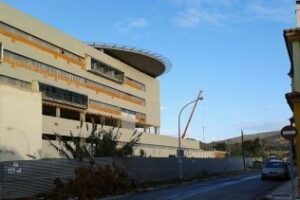 La reanudación de las obras del Hospital de La Línea cada vez más cerca.