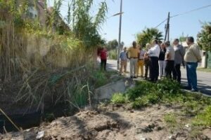 El Ayuntamiento limpia el arroyo Cachón a su paso por la Carretera de La Mediana