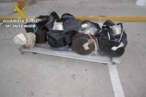 Detenidos tres algecireños en una embarcación con 124 kilos de hachís