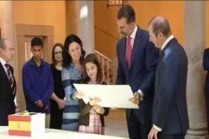 Una alumna del colegio Puertoblanco de Algeciras con el rey Don Felipe VI