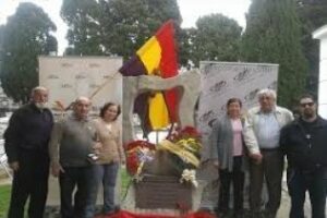 Ofrenda floral en el monumento a "los Luchadores por la Libertad"
