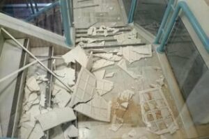 Se derrumba parte del techo de la escalera principal de la Jefatura provincial de Tráfico