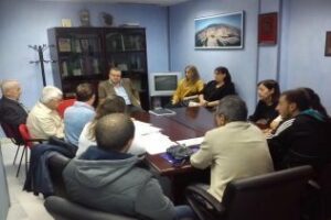 Gavino atiende a vecinos apercibidos de desalojo de la calle Mediterráneo de Algeciras