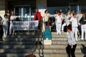 Protesta de la plantilla del servicio de limpieza debido a los recortes