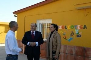 Landaluce, en el Virgen del Pilar, para conocer la nueva biblioteca