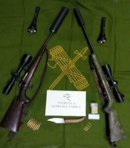 Sorprendidas dos personas cazando furtivamente de noche, con focos y armas con silenciador