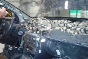 Interveidos 428 kilos de hachís en el doble fondo de un vehículo (Fotos interior)