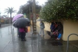 Los servicios operativos trabajan para contrarrestar los efectos del temporal de viento y lluvia