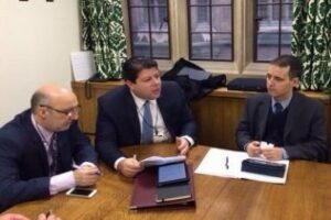 Gobierno y oposición en Gibraltar acuerdan una comisión especial para la revisión de la Constitución