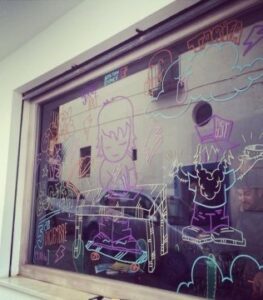 Batalla artística en Tarifa: Gastón Stones vs La Cocotera