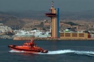 Buscan a un hombre que podría haber caído de un buque en Tarifa